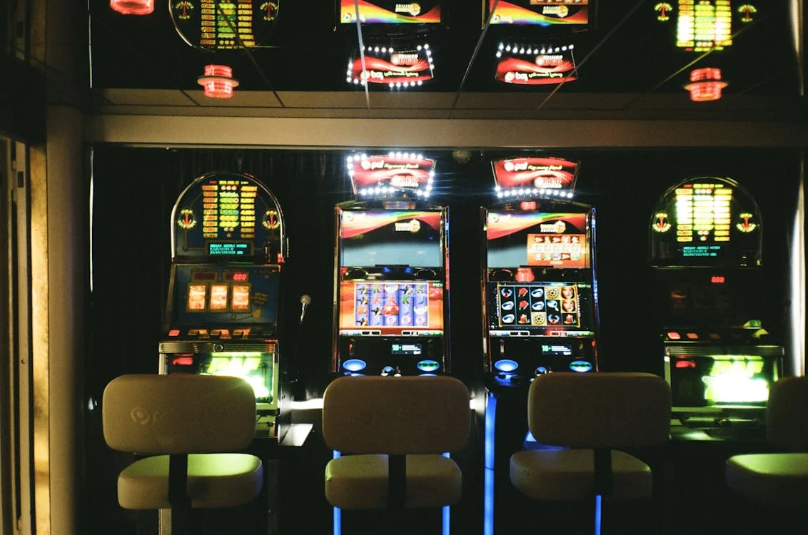 How Slot Machines Use Story and Identity to Draw Players In